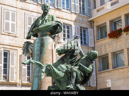 La Rochelle, Francia - 8 Maggio 2019: il busto in bronzo del Pittore orientalista e scrittore Eugène Fromentin e la statua equestre di un Arabian fantasia Foto Stock