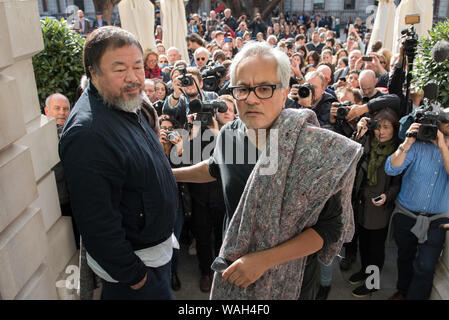 La Royal Academy of Arts di Londra, Regno Unito. Il 17 settembre 2015. Ai Weiwei e Anish Kapoor prendere parte a una manifestazione di protesta a piedi a partire dalla Royal Academy of Foto Stock