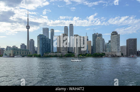 Porto di Toronto e traghetti per l'isola di Toronto come pure la CN tower, Toronto, Ontario, Canada, America settentrionale del lago Ontario Foto Stock