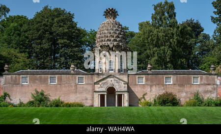 Il Dunmore ananas edificio in Dunmore Park, Airth, Scozia. Costruito 1761 come station wagon ESTATE la casa e il giardino di follia. Foto Stock