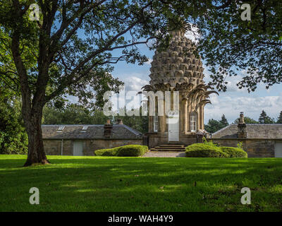 Il Dunmore ananas edificio in Dunmore Park, Airth, Scozia. Costruito 1761 come station wagon ESTATE la casa e il giardino di follia. Foto Stock