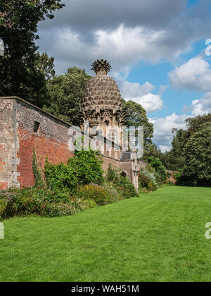 Il Dunmore ananas edificio in Dunmore Park, Airth, Scozia. Costruito 1761 come station wagon ESTATE la casa e il giardino di follia. Foto Stock