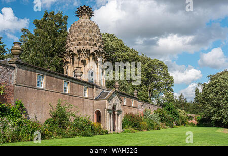 Il Dunmore ananas edificio in Dunmore Park, Airth, Scozia. Costruito 1761 come station wagon ESTATE la casa e il giardino di follia. Foto Stock