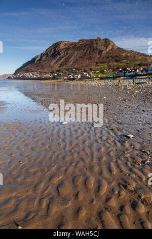 Spiaggia e capezzagna a Manchester sulla costa settentrionale del Galles Foto Stock
