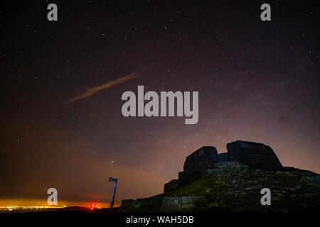 Torre del Giubileo di notte sul vertice di Moel Famau nella gamma Clwydian Area di straordinaria bellezza naturale, il Galles del Nord Foto Stock