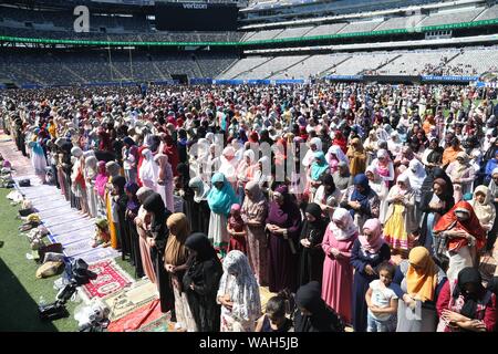 Agosto 11, 2019: migliaia di musulmani di tutto il tri-area di stato riuniti a MetLife Meadowlands Stadium per l'Eid al-Adha preghiera. Questo islam Foto Stock