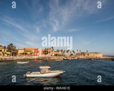 Gorea, Senegal- Febbraio 2, 2019: Vista di case colorate sull isola di Goree. Gorée. Dakar, Senegal. L'Africa. Foto Stock