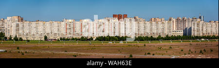 Massa del moderno a più piani alto blocchi di appartamenti nella periferia della città di San Pietroburgo, Russia il 22 Luglio 2019 Foto Stock