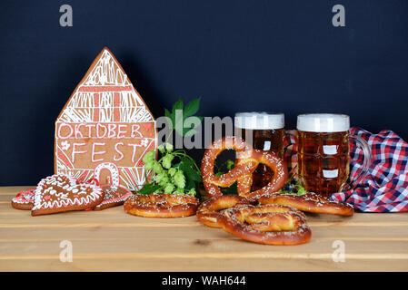 I fatti a mano mangiabile gingerbread house, birra, luppolo, salatini per Oktoberfest party Foto Stock