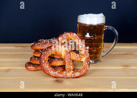 I fatti a mano pretzel e birra Oktoberfest party Foto Stock