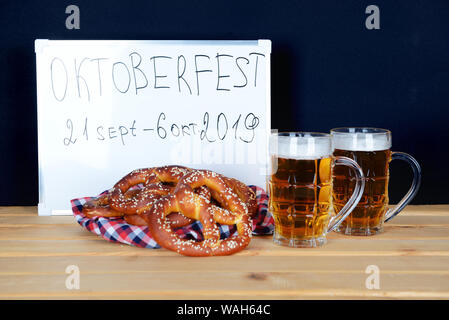 I fatti a mano pretzel e birra Oktoberfest party Foto Stock