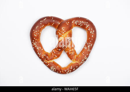 I fatti a mano pretzel per Oktoberfest party su sfondo bianco Foto Stock