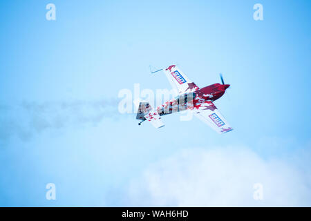 Display extra da 300 Duo all'airshow con sentieri per il fumo, formazione, immersione sincronizzata Foto Stock