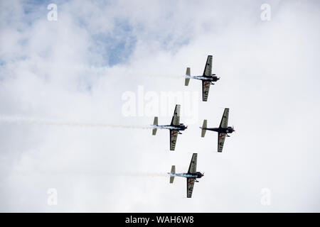 Le lame Aerobatic Team battenti E EXTRA-A 300 durante un volo sincronizzato Foto Stock