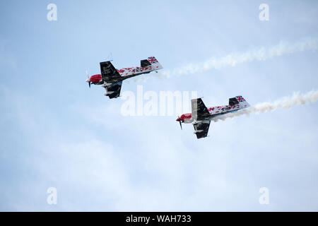 Display extra da 300 Duo all'airshow con sentieri per il fumo, formazione, immersione sincronizzata Foto Stock