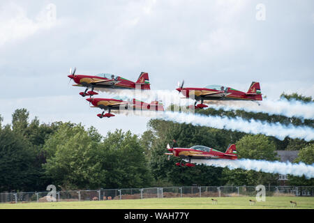 Royal Jordanian Falcons display antenna con fumo in aria durante i voli in formazione Foto Stock