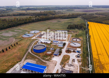 Antenna fuco la fotografia di un impianto di depurazione delle acque reflue. Vista dall'alto in basso, Polonia. Foto Stock