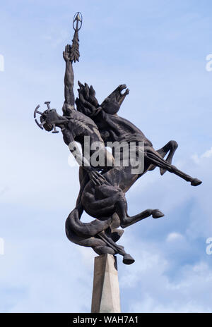 Statua di uomo a cavallo nel centro della strada di Medellin in Colombia in Sud America. Foto Stock