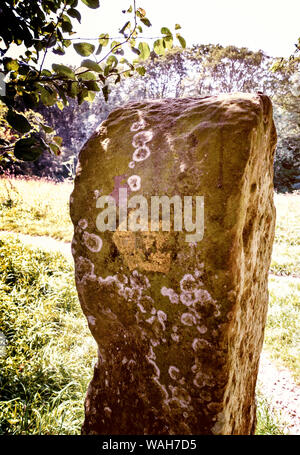 Molto vecchio sentiero pubblico della freccia di direzione su zoccolo in pietra Foto Stock
