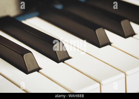 Foto a colori del bianco e nero di tasti di pianoforte Foto Stock