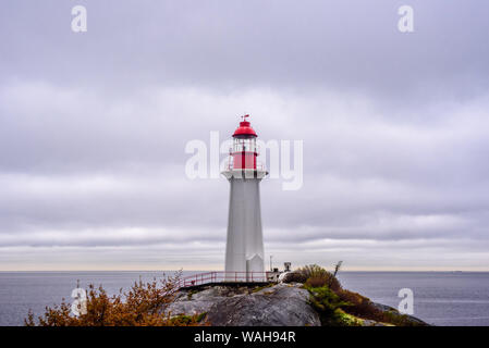 WEST Vancouver, BC, Canada - 01 novembre 2018: il punto Atkinson Faro è stato il primo faro a servire il porto di Vancouver. Foto Stock