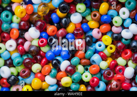 Macro di un sacco di plastica colorata perle come immagine di sfondo Foto Stock