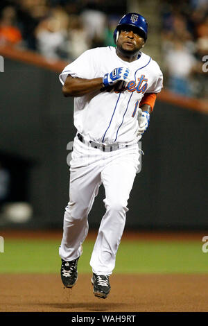 Lavaggio, NY, STATI UNITI D'AMERICA. 28 Luglio, 2010. Luis Castillo #1 del New York Mets contro il St. Louis Cardnals durante un gioco al Citi Field di Flushing, New York. Tyler Kaufman/CSM/Alamy Live News Foto Stock