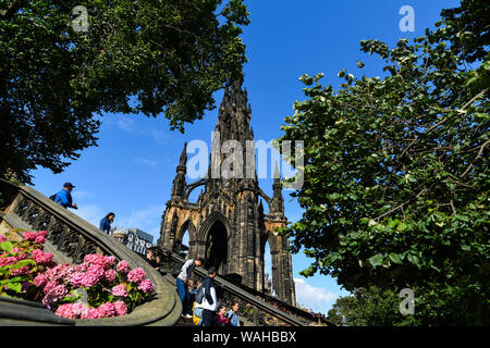 La vita quotidiana in Edinburgh un luogo di interesse per il visitatore con molti luoghi da scoprire e da gustare Foto Stock