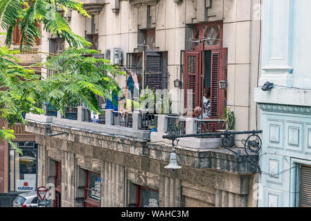 L'Avana, Cuba - Aprile 09, 2019: persone occupare appartamento balcone nella Città Vecchia Foto Stock