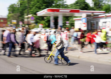 Blured folla di gente che cammina sulla strada trafficata. Motion blured persone. Rallentare la velocità dello shutter. Silhouette di persone su strada. Foto Stock