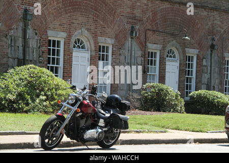 Moto parcheggiata sul lato della strada Foto Stock