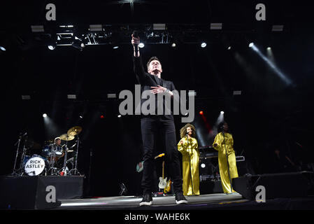 80's pop star Rick Astley eseguendo all Ippodromo di Haydock Park offre: Rick Astley dove: Haydock, Regno Unito quando: 20 lug 2019 Credit: Graham Finney/WENN Foto Stock