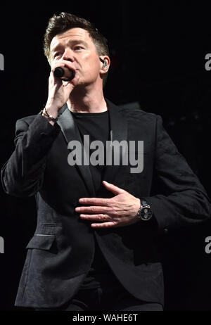 80's pop star Rick Astley eseguendo all Ippodromo di Haydock Park offre: Rick Astley dove: Haydock, Regno Unito quando: 20 lug 2019 Credit: Graham Finney/WENN Foto Stock