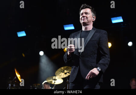 80's pop star Rick Astley eseguendo all Ippodromo di Haydock Park offre: Rick Astley dove: Haydock, Regno Unito quando: 20 lug 2019 Credit: Graham Finney/WENN Foto Stock