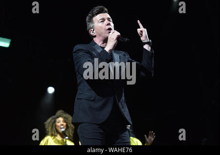80's pop star Rick Astley eseguendo all Ippodromo di Haydock Park offre: Rick Astley dove: Haydock, Regno Unito quando: 20 lug 2019 Credit: Graham Finney/WENN Foto Stock