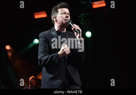 80's pop star Rick Astley eseguendo all Ippodromo di Haydock Park offre: Rick Astley dove: Haydock, Regno Unito quando: 20 lug 2019 Credit: Graham Finney/WENN Foto Stock