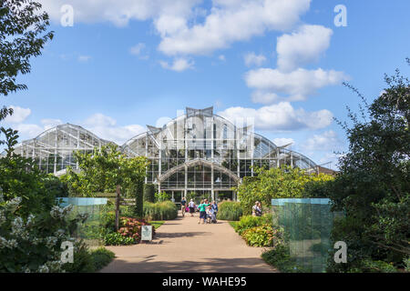 Vista dell'esterno dell'iconico Glasshouse ad RHS Garden, Wisley, Surrey, Inghilterra sudorientale in una giornata di sole in estate Foto Stock