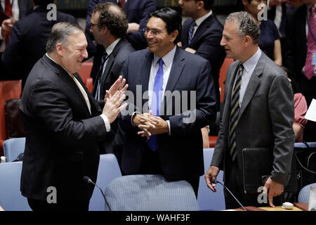 Organizzazione delle Nazioni Unite, la sede delle Nazioni Unite a New York. 20 agosto 2019. Stati Uniti Il segretario di Stato Mike Pompeo (L, anteriore) parla con Danny Danon (C), il rappresentante permanente di Israele presso le Nazioni Unite, e Jonathan Cohen (R, anteriore), U.S. Agente rappresentante permanente presso le Nazioni Unite, prima di una riunione del Consiglio di sicurezza sulle sfide per la pace e la sicurezza in Medio Oriente, presso la sede delle Nazioni Unite a New York nel mese di agosto 20, 2019. Un funzionario delle Nazioni Unite martedì chiamato per 'restraint e autentico dialogo' per evitare gravi scontri in Medio Oriente. Credito: Li Muzi/Xinhua/Alamy Live News Foto Stock