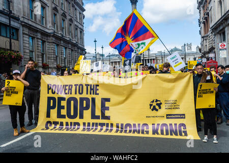 London, Regno Unito - 17 agosto 2019: un enorme striscione che membri di 'potere al popolo. Stand con Hong Kong" presso la UK Solidarietà con Hong Kong rally. Foto Stock