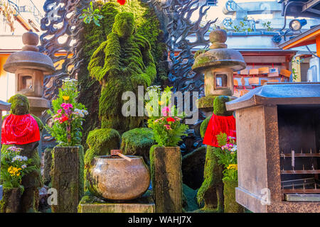 Osaka, Giappone - 28 Ottobre 2018: Hozenji tempio è un piccolo tempio in Dotonbori e area Namba, famosa per il Fudo Myo-o, un spirito buddista che completa Foto Stock