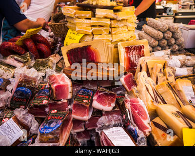 Il cibo fresco sul mercato settimanale a Malcesine sul Lago di Garda in Italia settentrionale Foto Stock