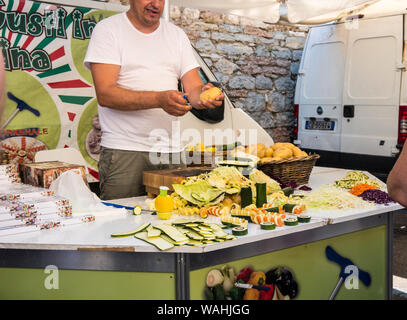 Il cibo fresco sul mercato settimanale a Malcesine sul Lago di Garda in Italia settentrionale Foto Stock