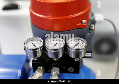 Positivo analogo manometri con ingresso dal basso in uso. Foto Stock