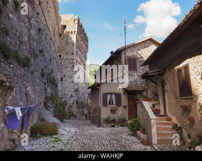 Parte dell imponente e pietra alto muro di difesa della famiglia Caetani castle e vecchie case medievali a Sermoneta, Italia. Travel, Tourism concetti. Foto Stock