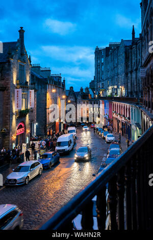 Curvato double decker Victoria Street piena di negozi, bar e ristoranti di notte, una meta turistica molto magnete posto nel centro storico di Edimburgo, Scozia, Regno Unito Foto Stock