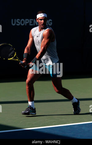 20 agosto 2019, Flushing Meadows, New York - Rafael Nadal di Spagna la pratica presso il National Tennis Center in Flushing Meadows di New York in preparazione per gli US Open che inizia di lunedì prossimo. Foto Stock