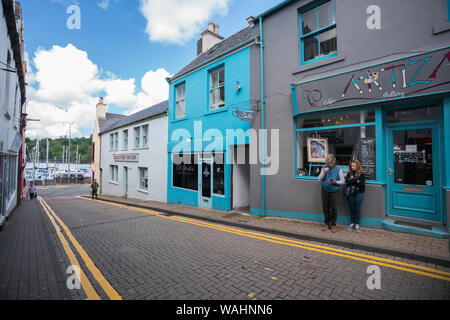 Scena di strada con negozi e caffè nella principale area turistica di Stornoway, la sola città dell'isola di Lewis, Scozia, Ebridi Esterne, REGNO UNITO Foto Stock