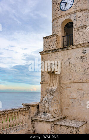 Ocean sunrise vista dal Worth Avenue Torre dell Orologio sul fronte spiaggia in Palm Beach, Florida. (USA) Foto Stock