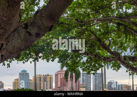 West Palm Beach skyline da Palm Beach, Florida. (USA) Foto Stock