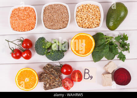 Cibo nutriente come fonte di vitamina B9, la fibra dietetica, acido folico e minerali naturali, il concetto di uno stile di vita sano Foto Stock